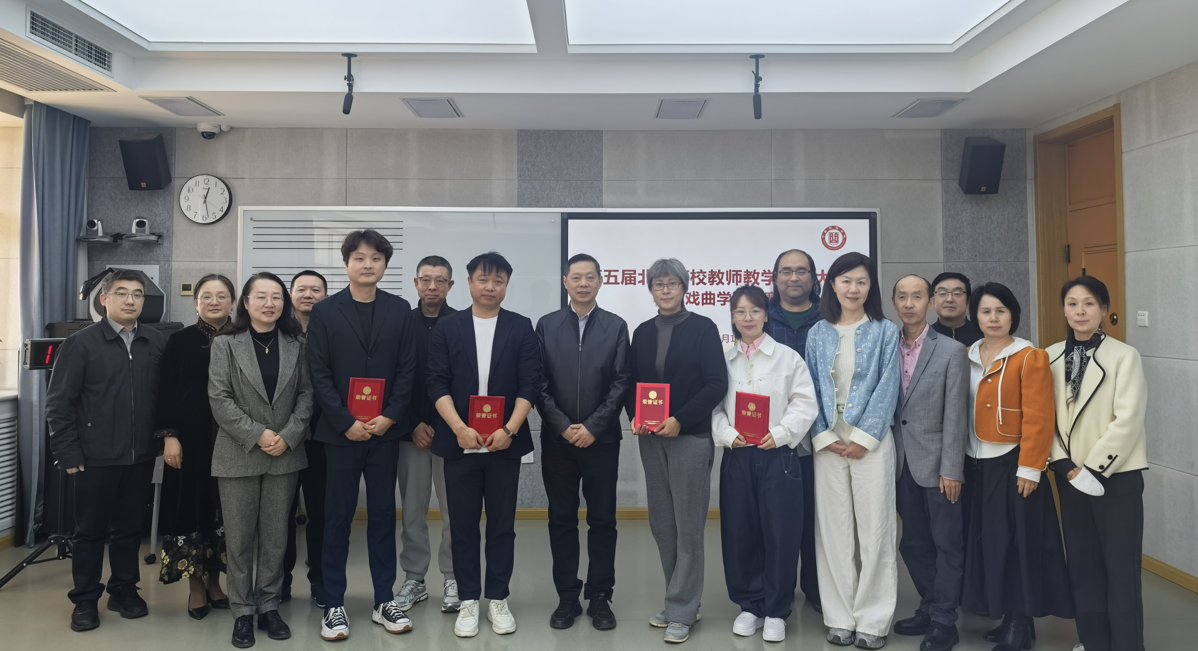 7010253678be40fabd2bd0054e104e5c.jpg 合影.jpg