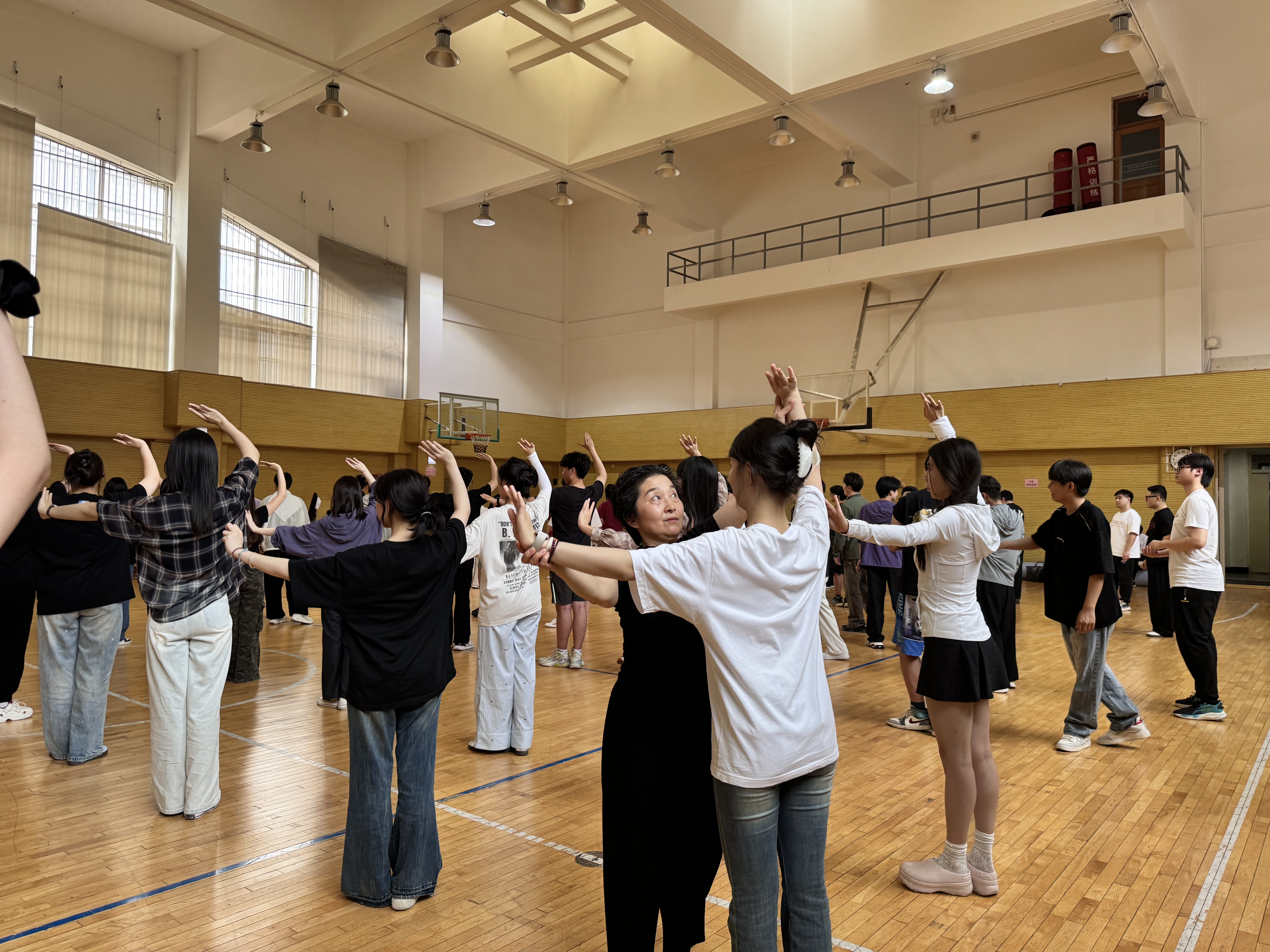 李艳华老师指导体态训练.jpg