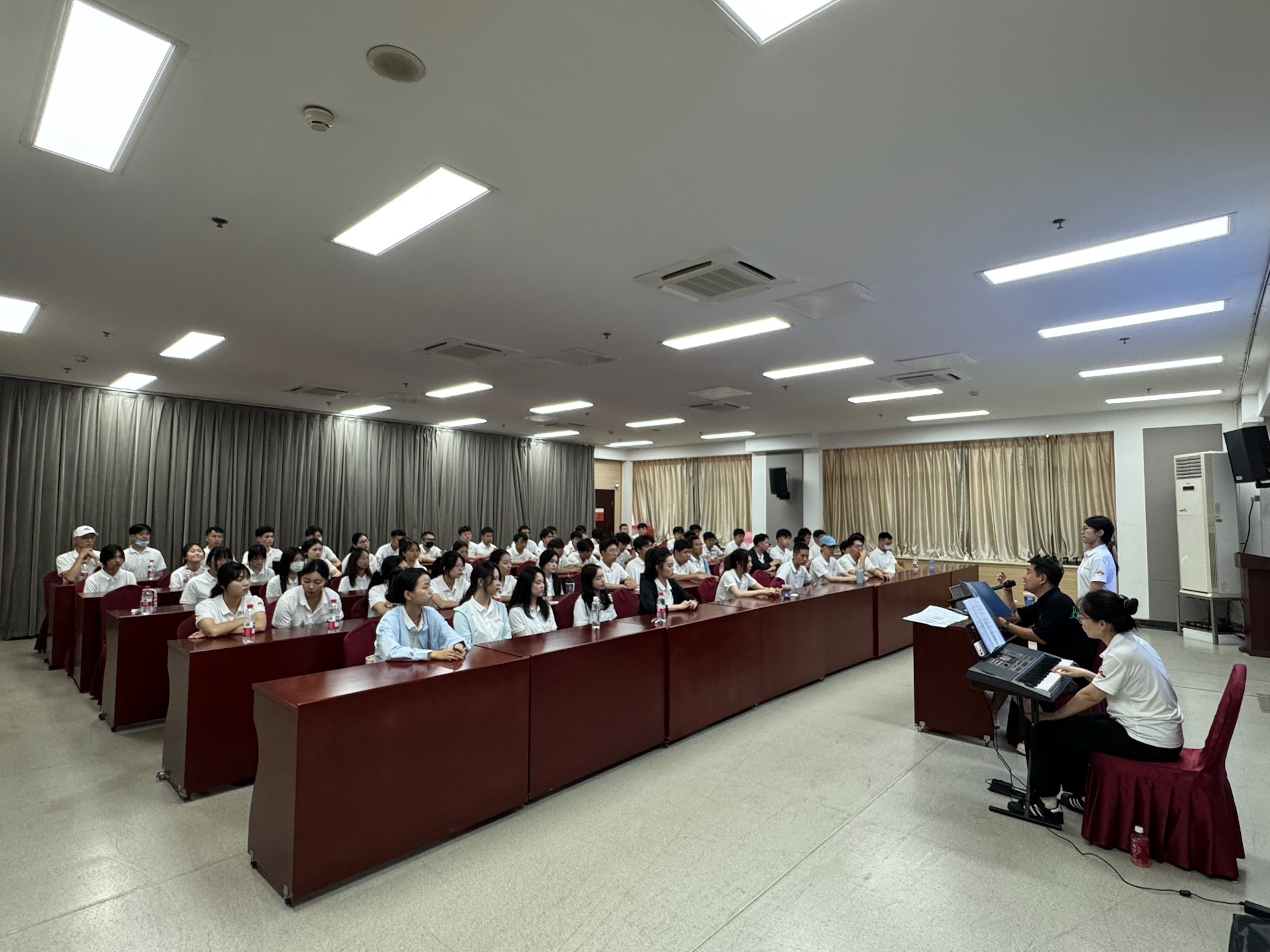 梁峰老师指导演唱训练.JPG