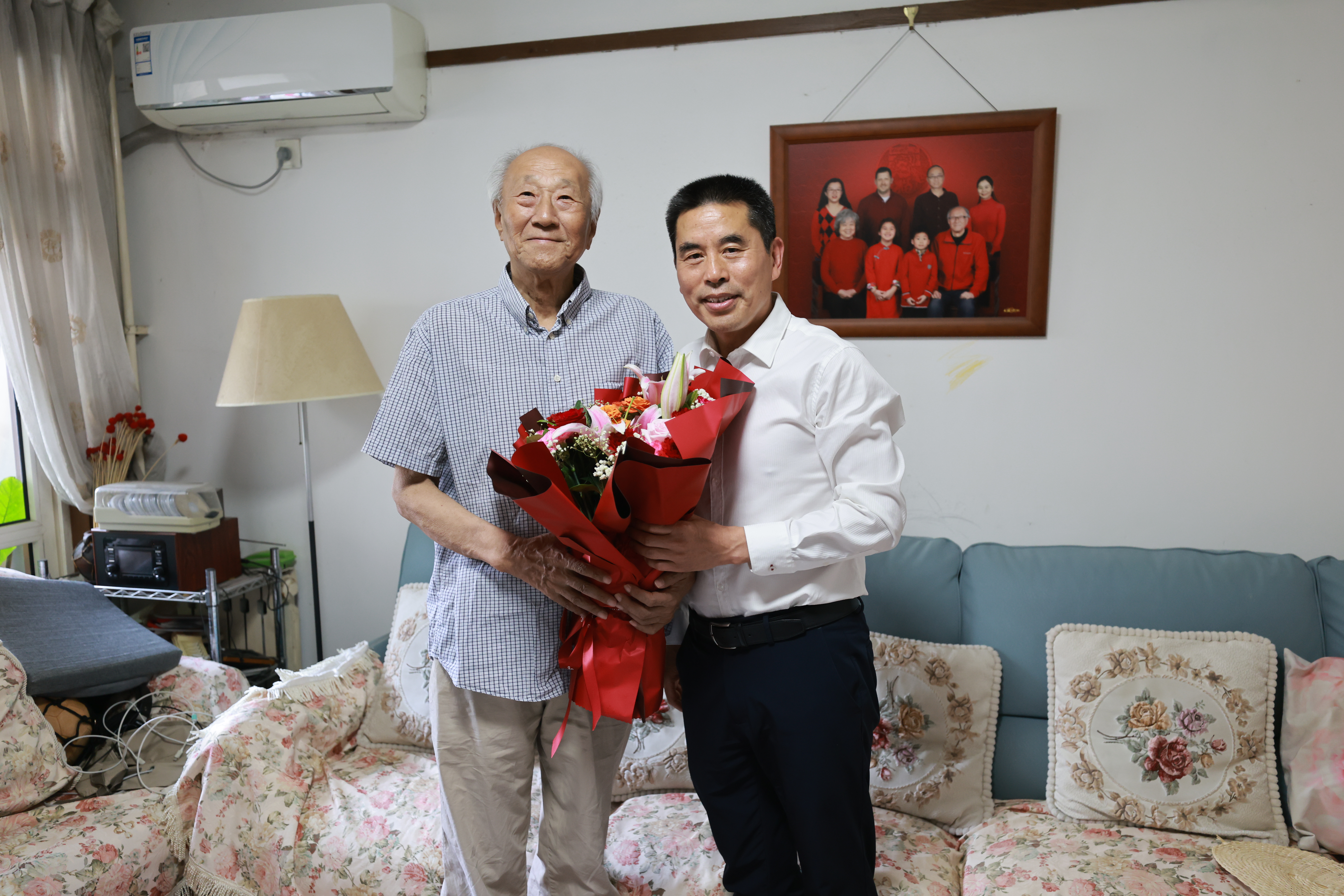 20260626 离退办 朱书记慰问两位老党员 摄影杨鹏宇 0048.JPG