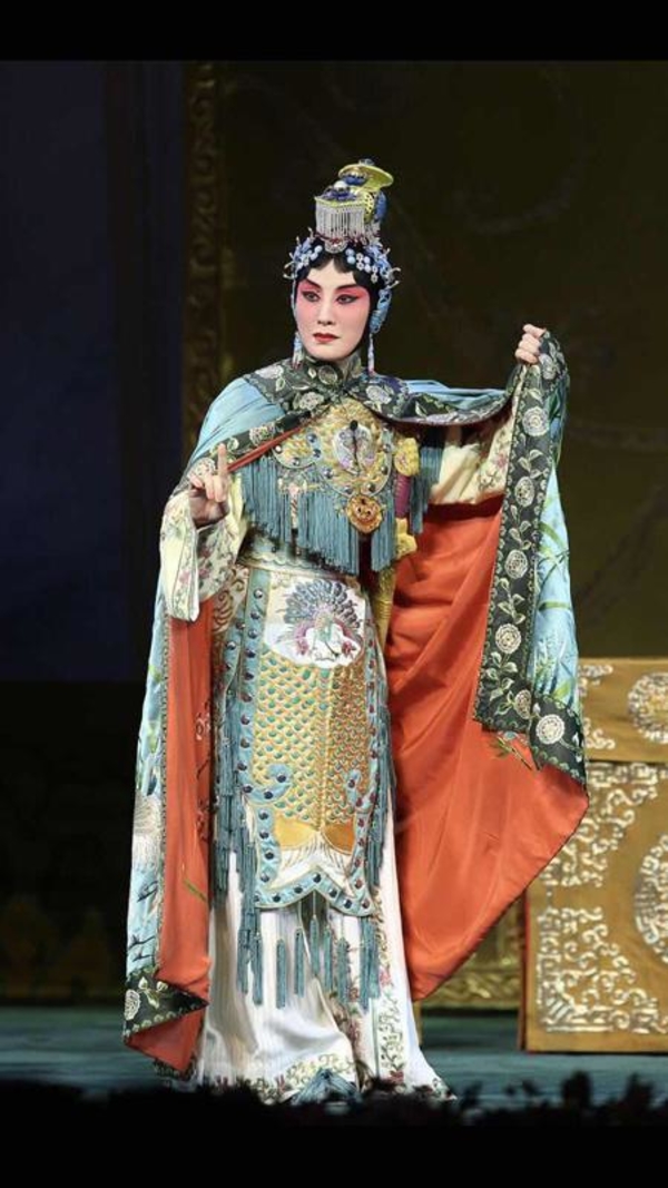 "张火丁在角色中演活了自己,舒坦了观众"(千龙网 2019-05-27)